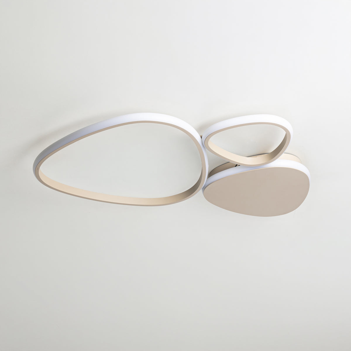 Vue de face sur fond clair, structure beige et diffuseur blanc