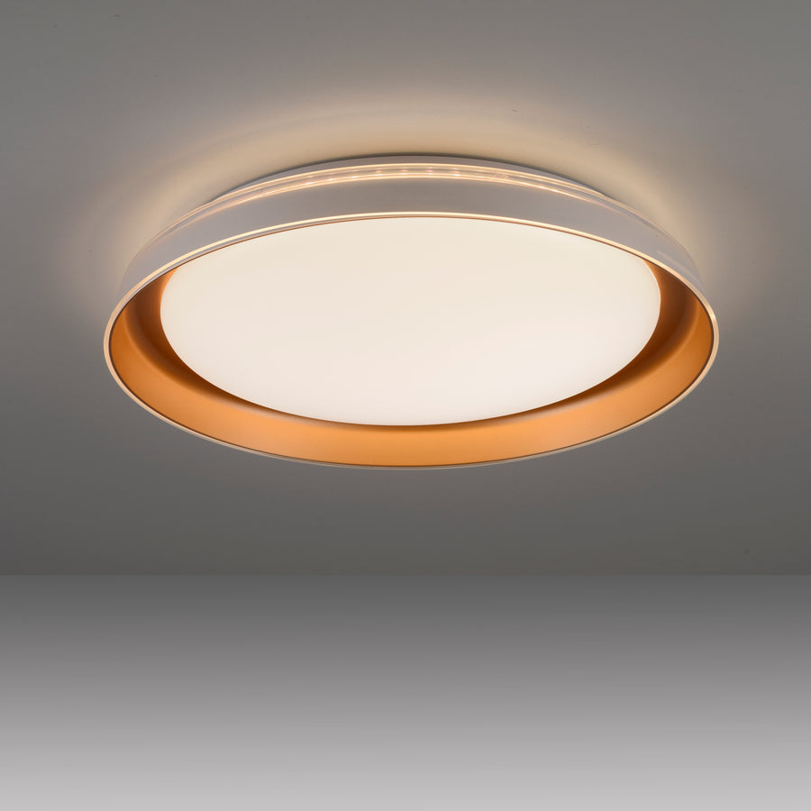 Vue de dessous du plafonnier allumé fixé à un plafond gris