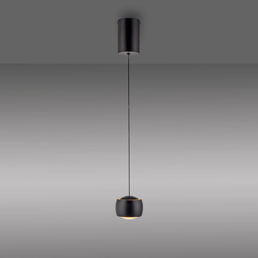 Vue d'ensemble de la suspension noire sur fond gris dégradé, éclairage diffus.