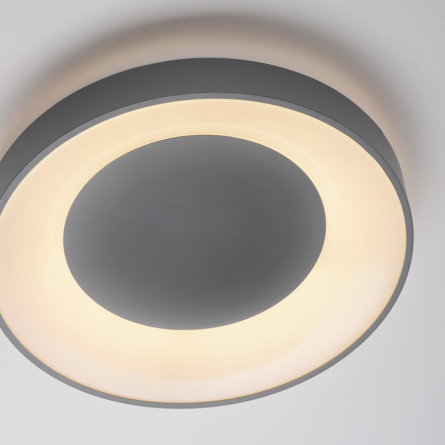 Vue de face rapprochée du luminaire allumé avec large anneau lumineux