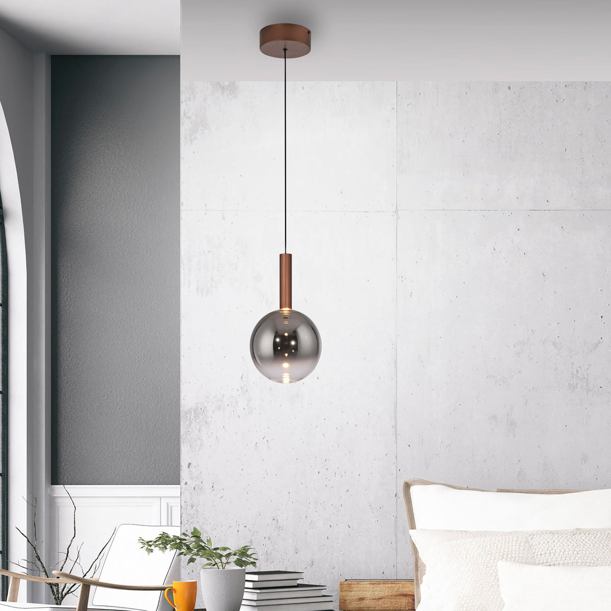 Mise en ambiance dans un intérieur moderne, mur béton, lit et plante verte.