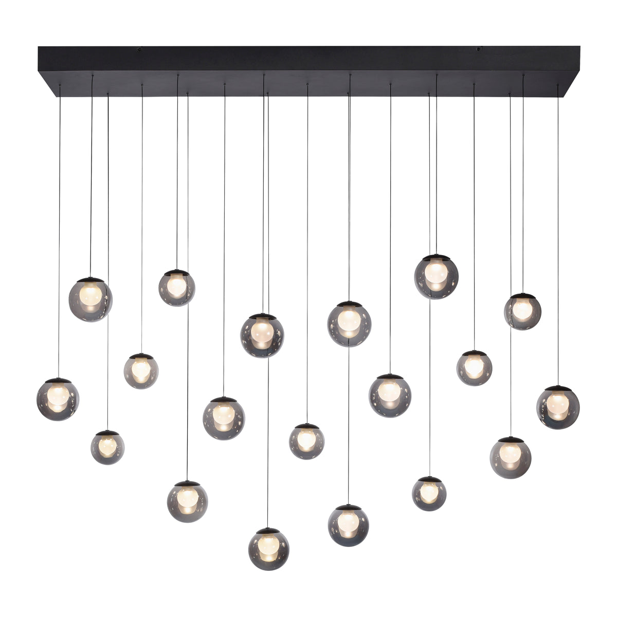Vue de face du luminaire suspendu, globes en verre éteints sur fond blanc.