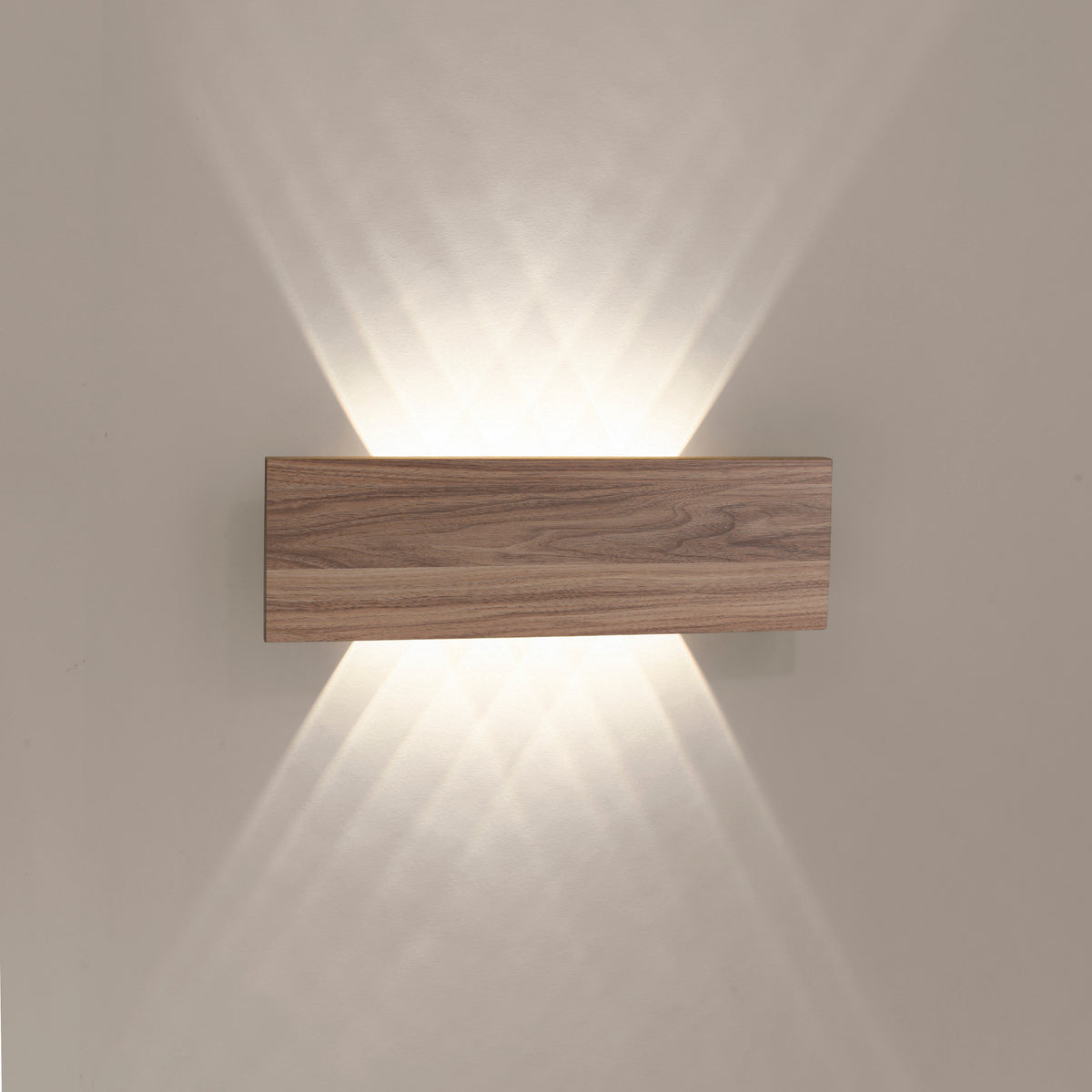 Vue de face allumée montrant deux faisceaux lumineux verticaux sur le mur beige