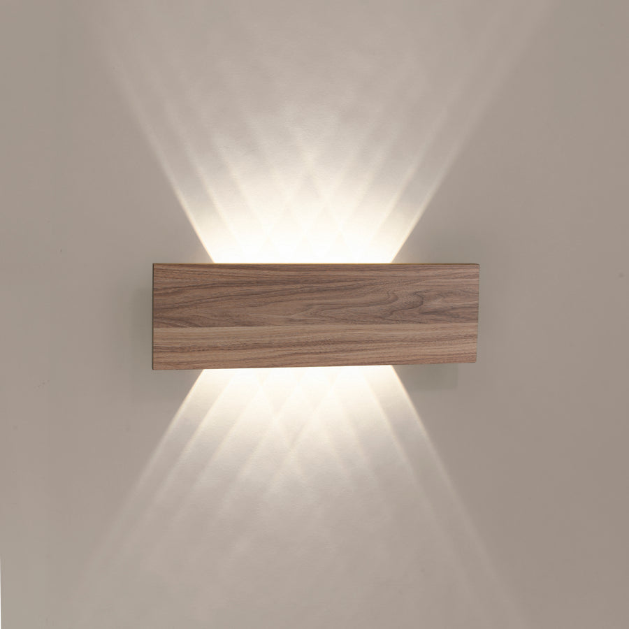 Vue de face allumée montrant deux faisceaux lumineux verticaux sur le mur beige