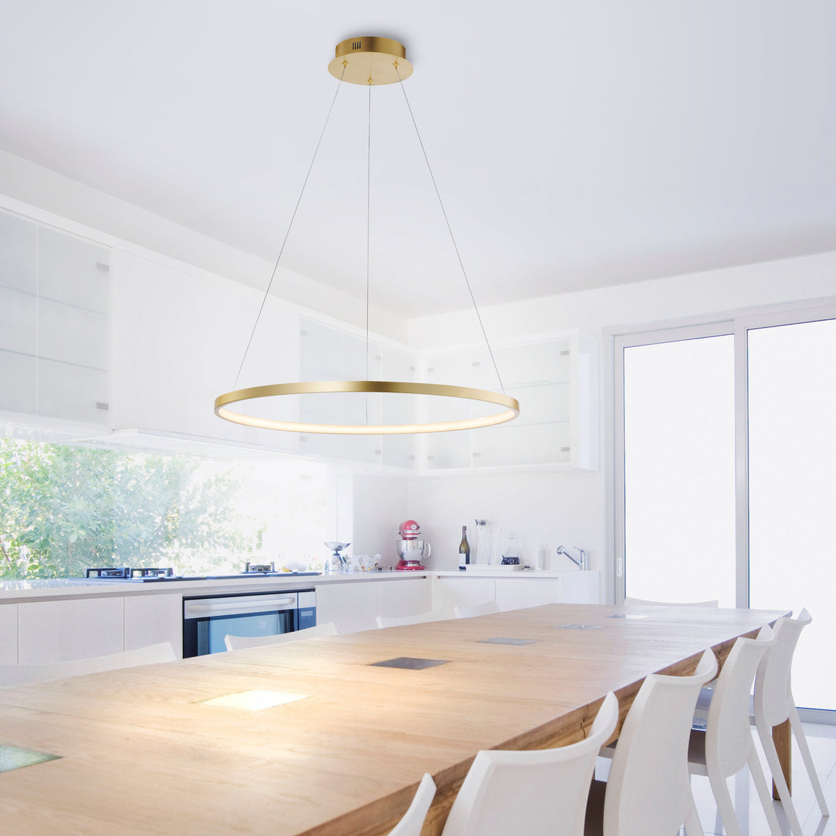Mise en ambiance dans une cuisine blanche, suspension éclairant une grande table en bois