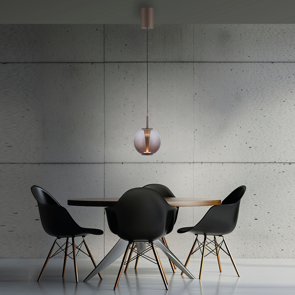 Mise en ambiance au-dessus d'une table à manger, intérieur béton et chaises noires.