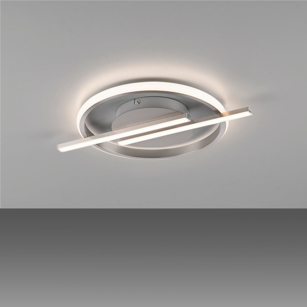 Plafonnier allumé fixé au plafond gris, diffusant une lumière blanc chaud tout autour.
