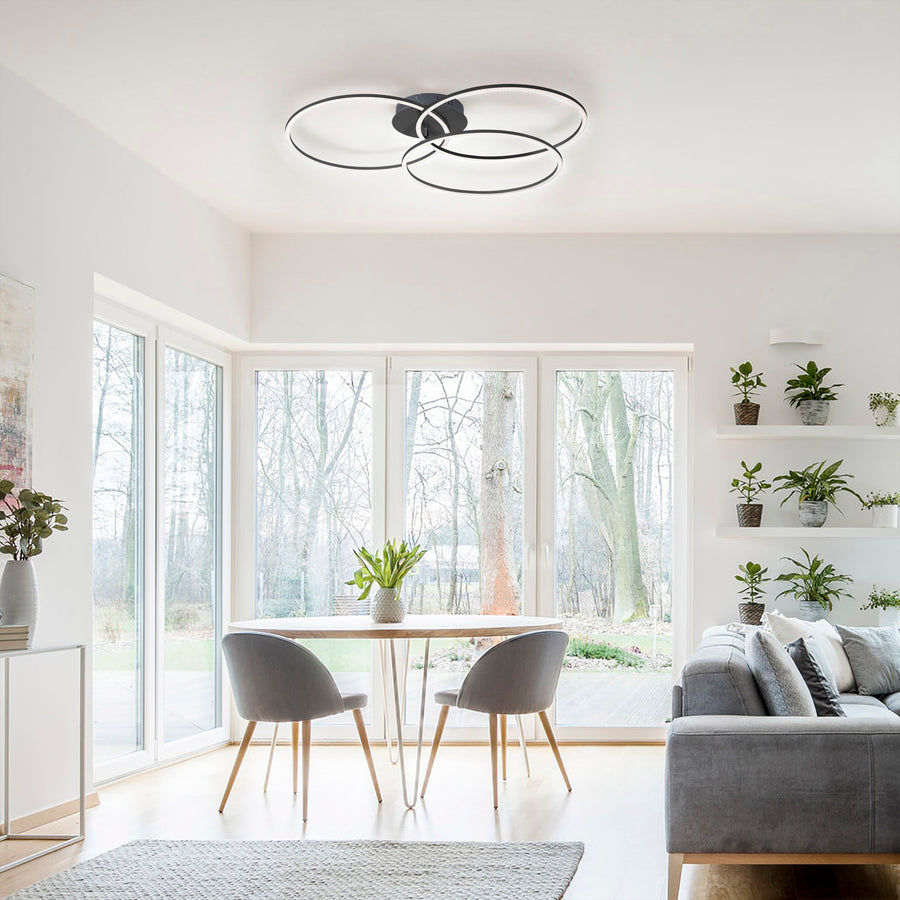 Plafonnier installé au plafond dans un salon salle à manger lumineux.