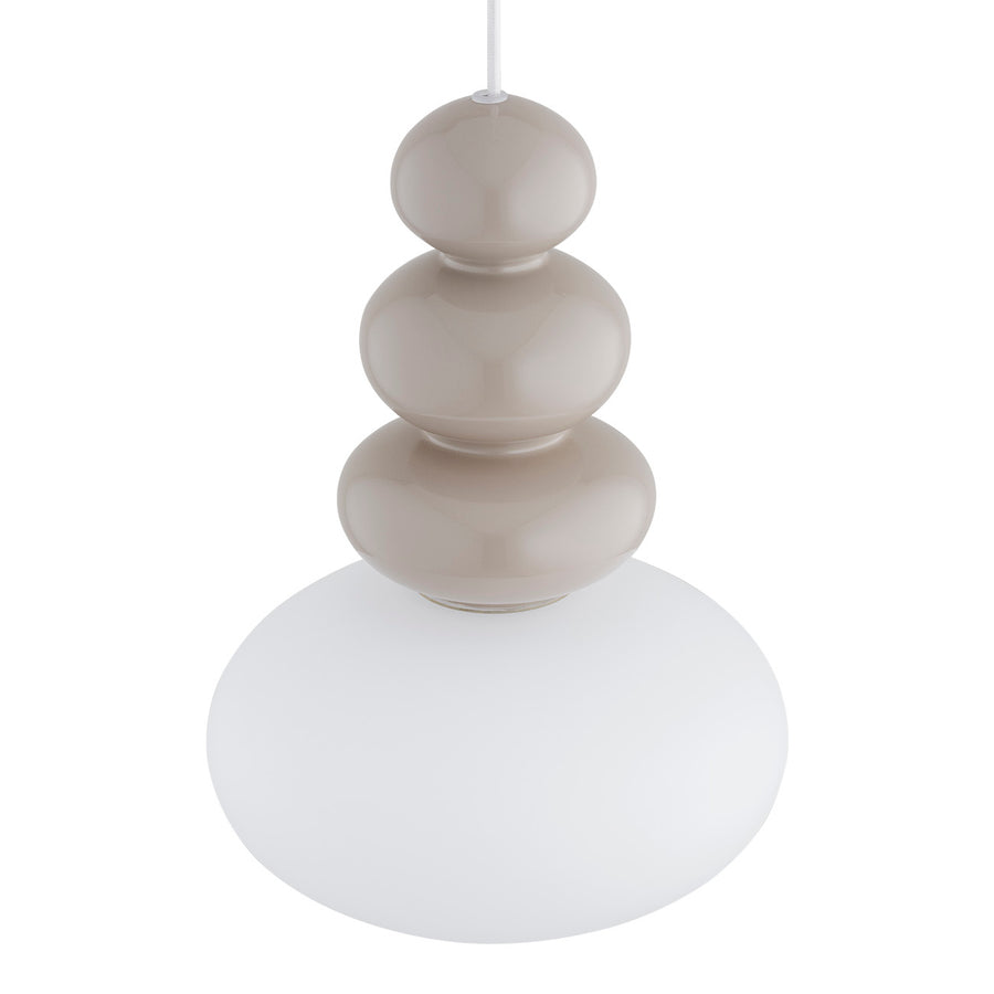 Détail du haut de la suspension : trois éléments en céramique beige et diffuseur blanc.