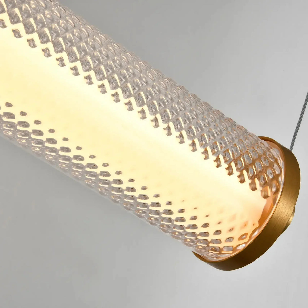 Gros plan sur la surface granuleuse du diffuseur et sa lumière chaude