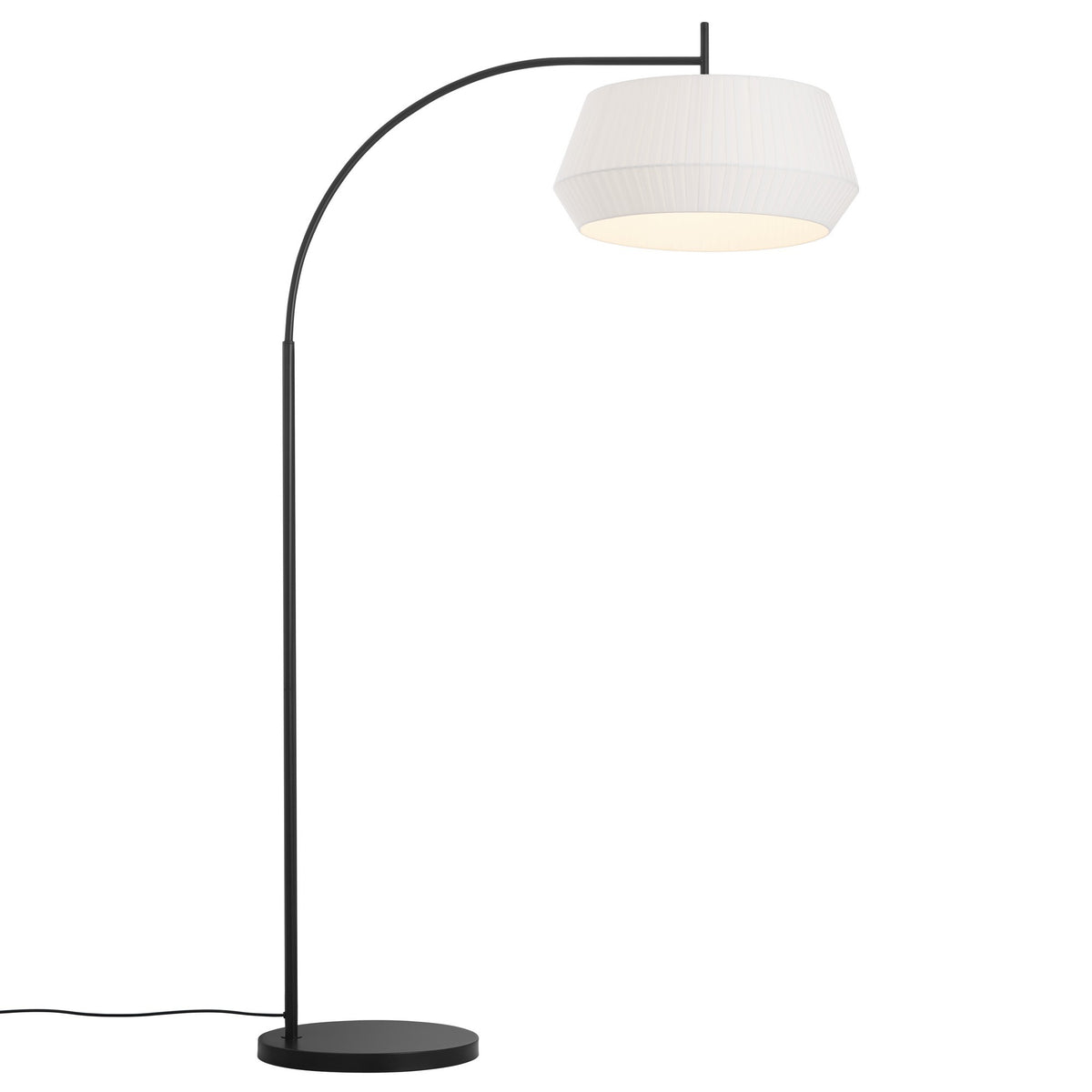 Lampadaire blanc lumineux, abat-jour plissé allumé, pied rond noir sur fond blanc.