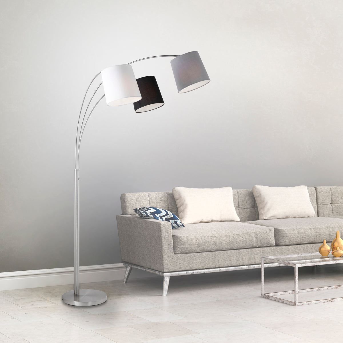 Mise en ambiance salon moderne, lampadaire installé près d'un canapé gris