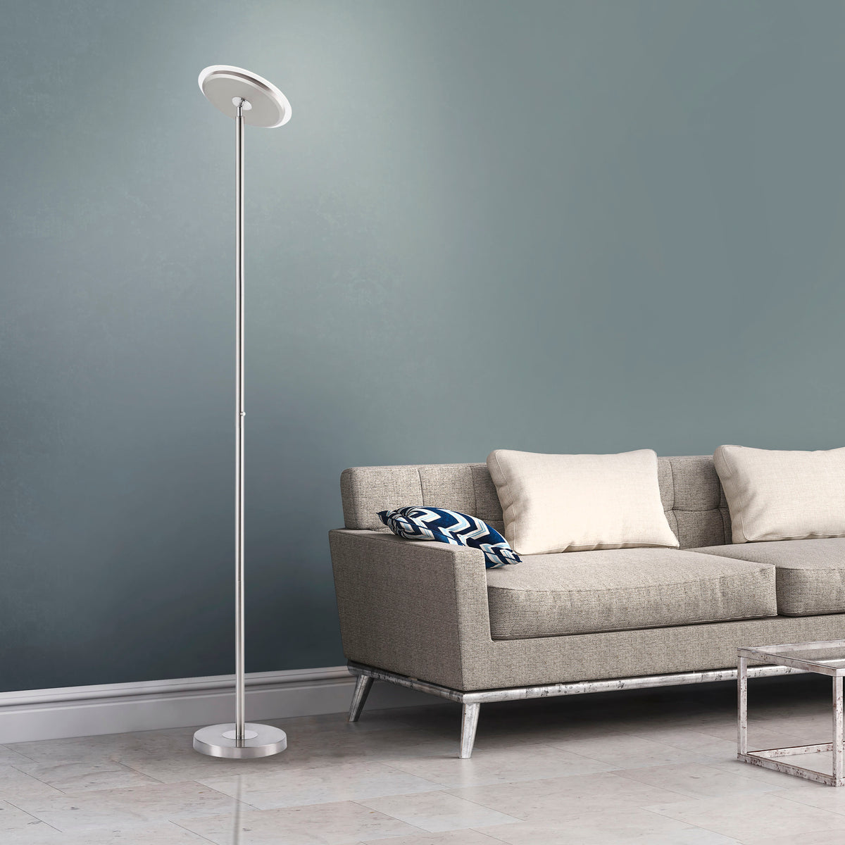 Mise en ambiance salon : lampadaire près d'un canapé beige contre mur bleu-gris