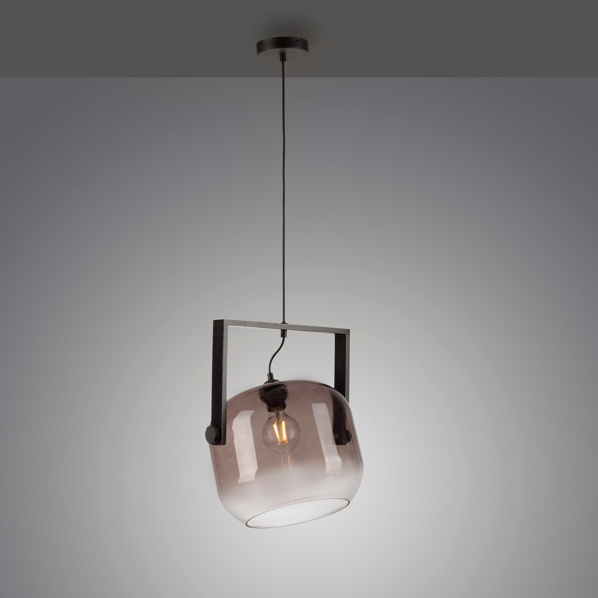 Luminaire allumé dans une pièce sombre, ampoule E14 bien visible