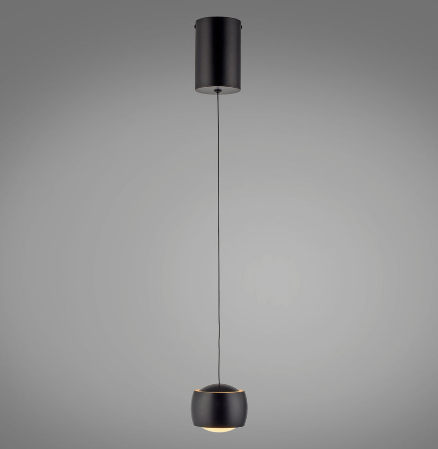 Vue de face du luminaire suspendu noir, abat-jour arrondi éclairé vers le bas.