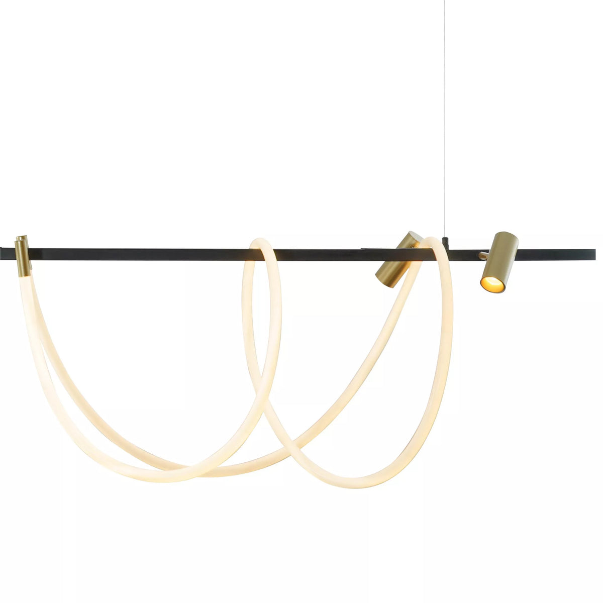 Détail rapproché des projecteurs dorés et du ruban LED formant des boucles.