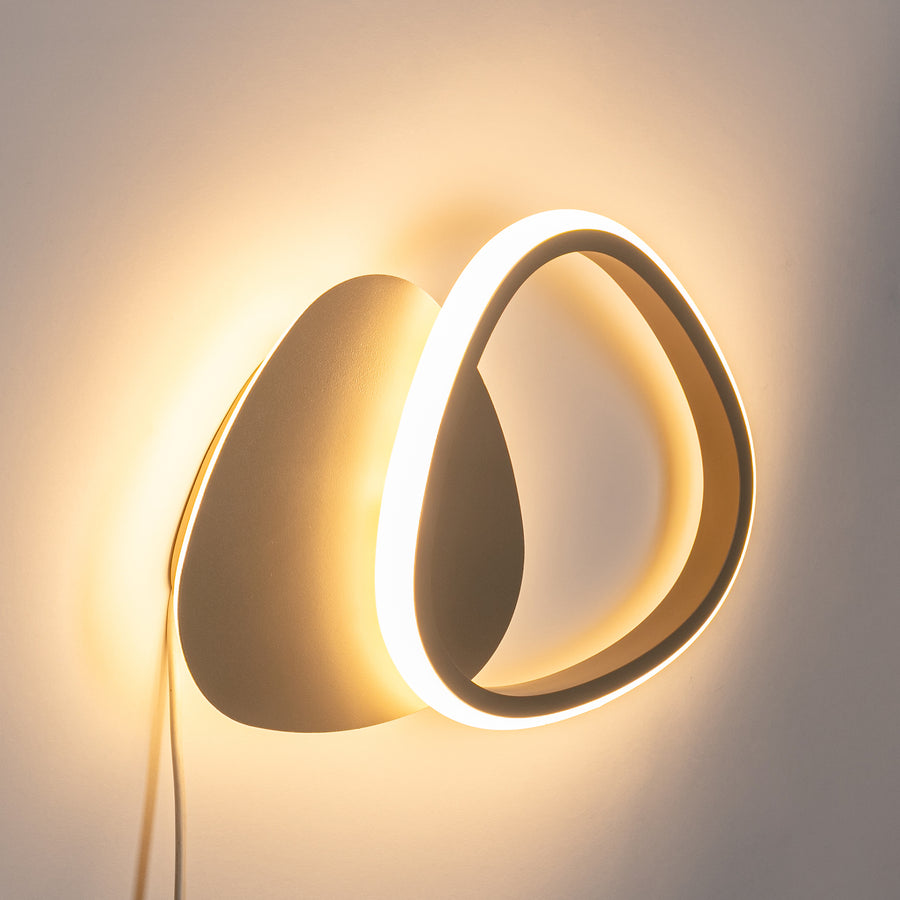 Vue rapprochée de l'anneau LED allumé, dégradé de lumière chaude sur le mur