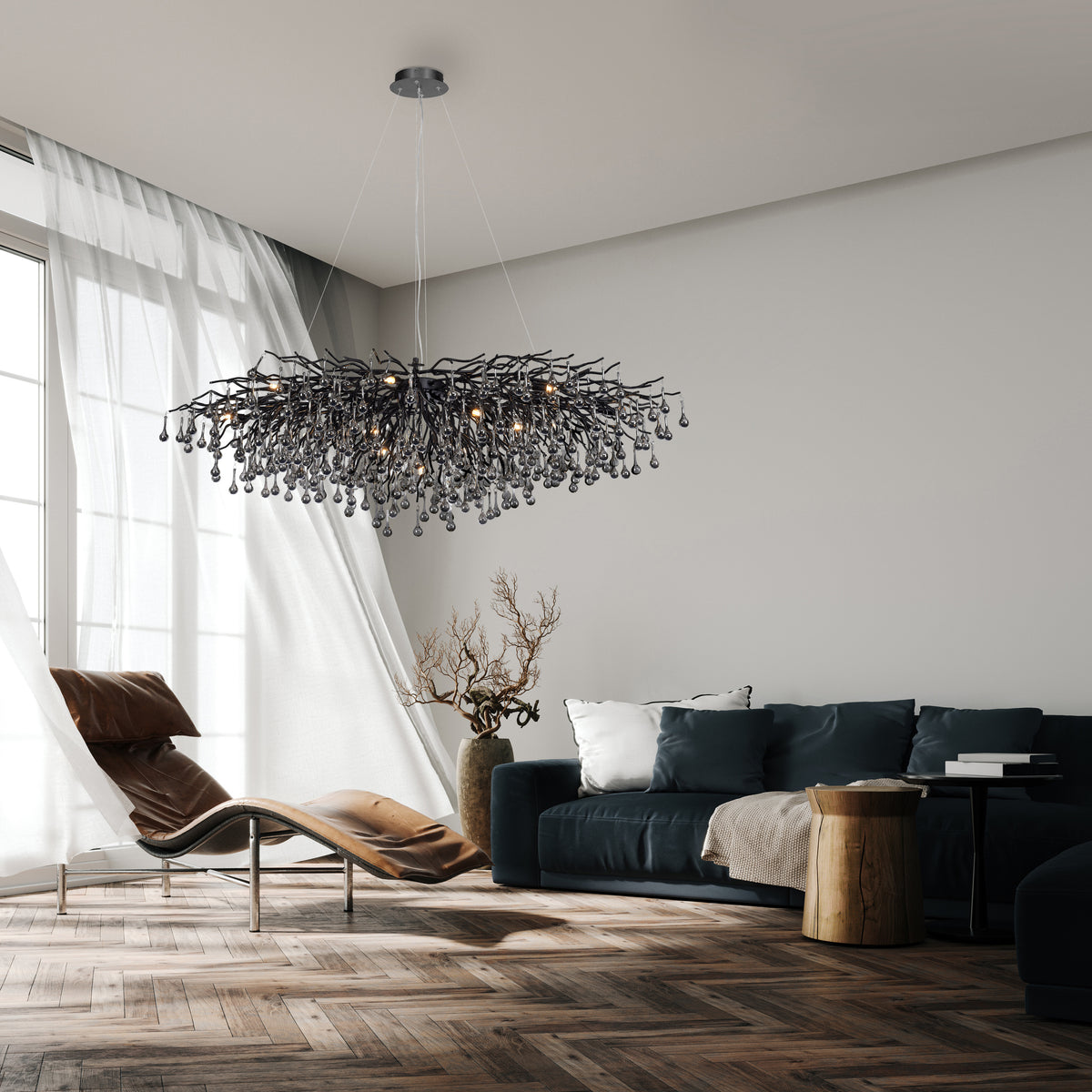 Mise en ambiance dans un salon moderne, suspension allumée au-dessus du canapé.