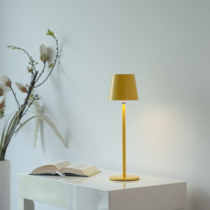 Mise en ambiance sur table de chevet blanche avec livre ouvert et fleurs