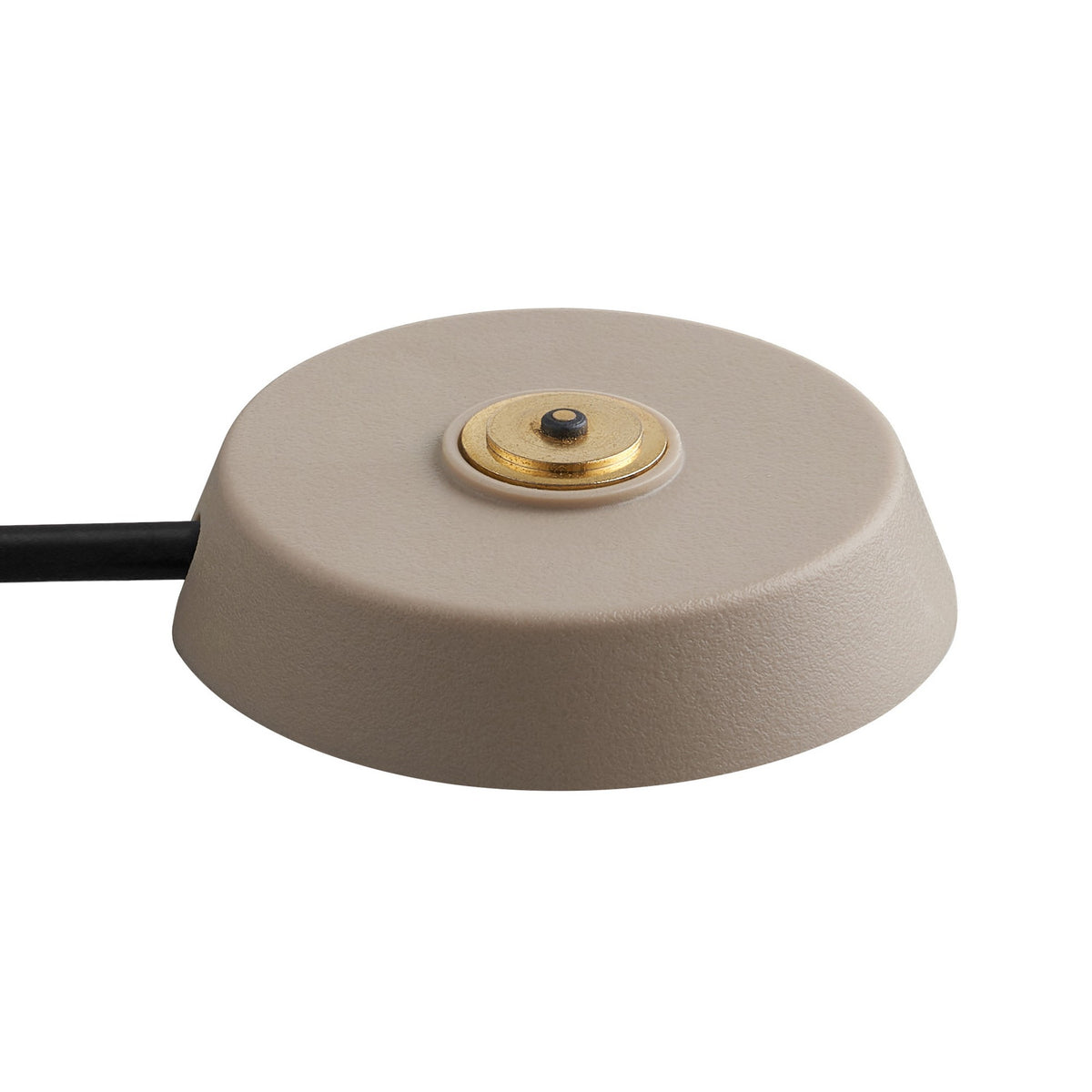 Vue de dessous montrant le connecteur de charge doré et le câble noir.