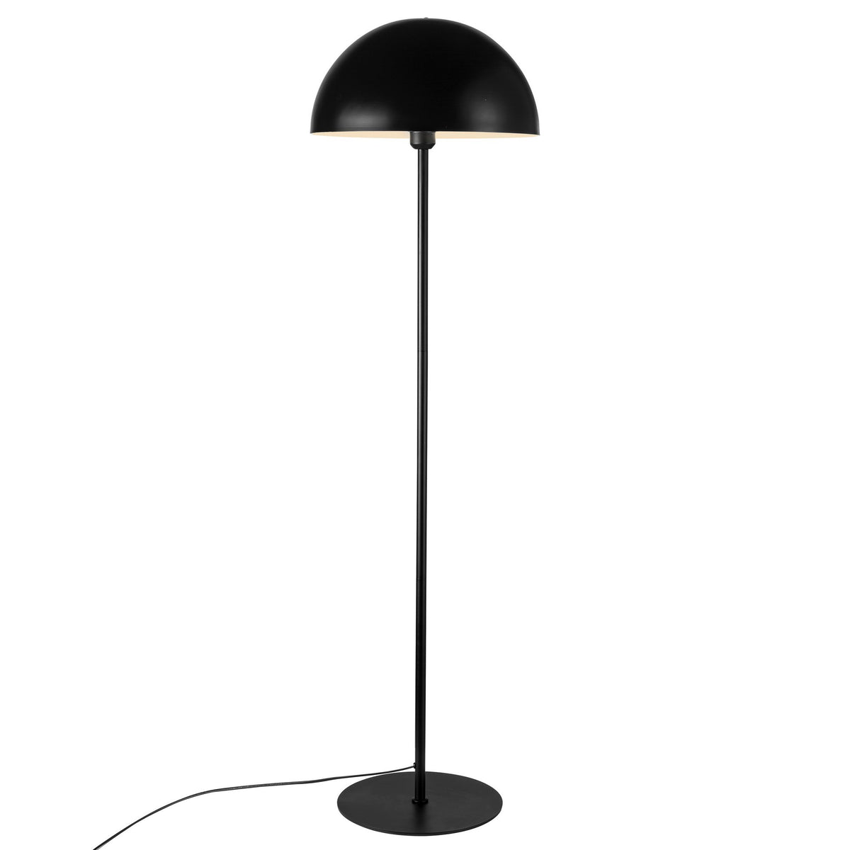 Lampadaire noir de face, abat-jour bombé et long fût vertical sur fond blanc