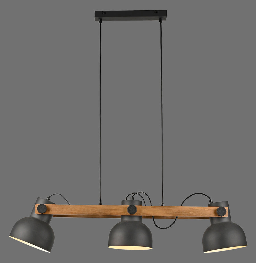Vue de face sur fond gris de la suspension noire avec poutre en bois et trois abat-jour.