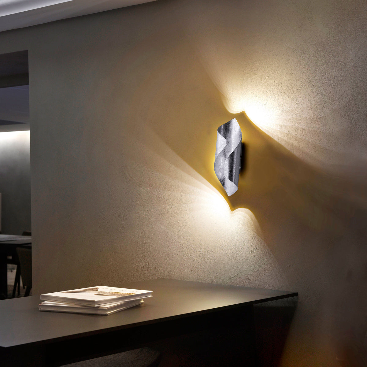 Mise en ambiance sur un mur beige, éclairage indirect au-dessus d'un bureau