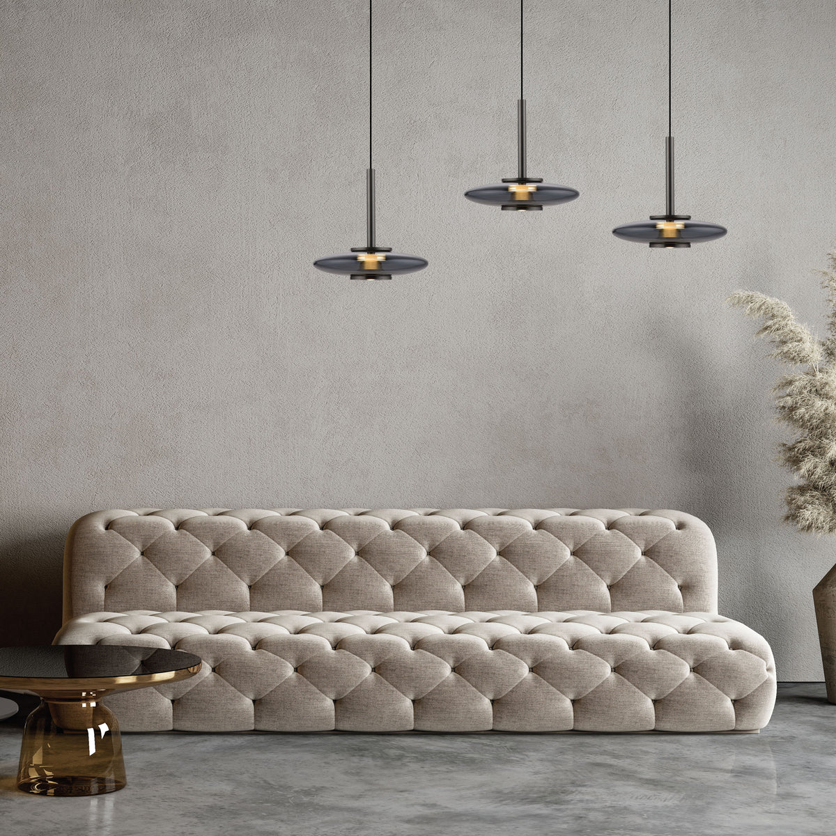 Mise en ambiance au-dessus d'un canapé capitonné beige contre un mur texturé