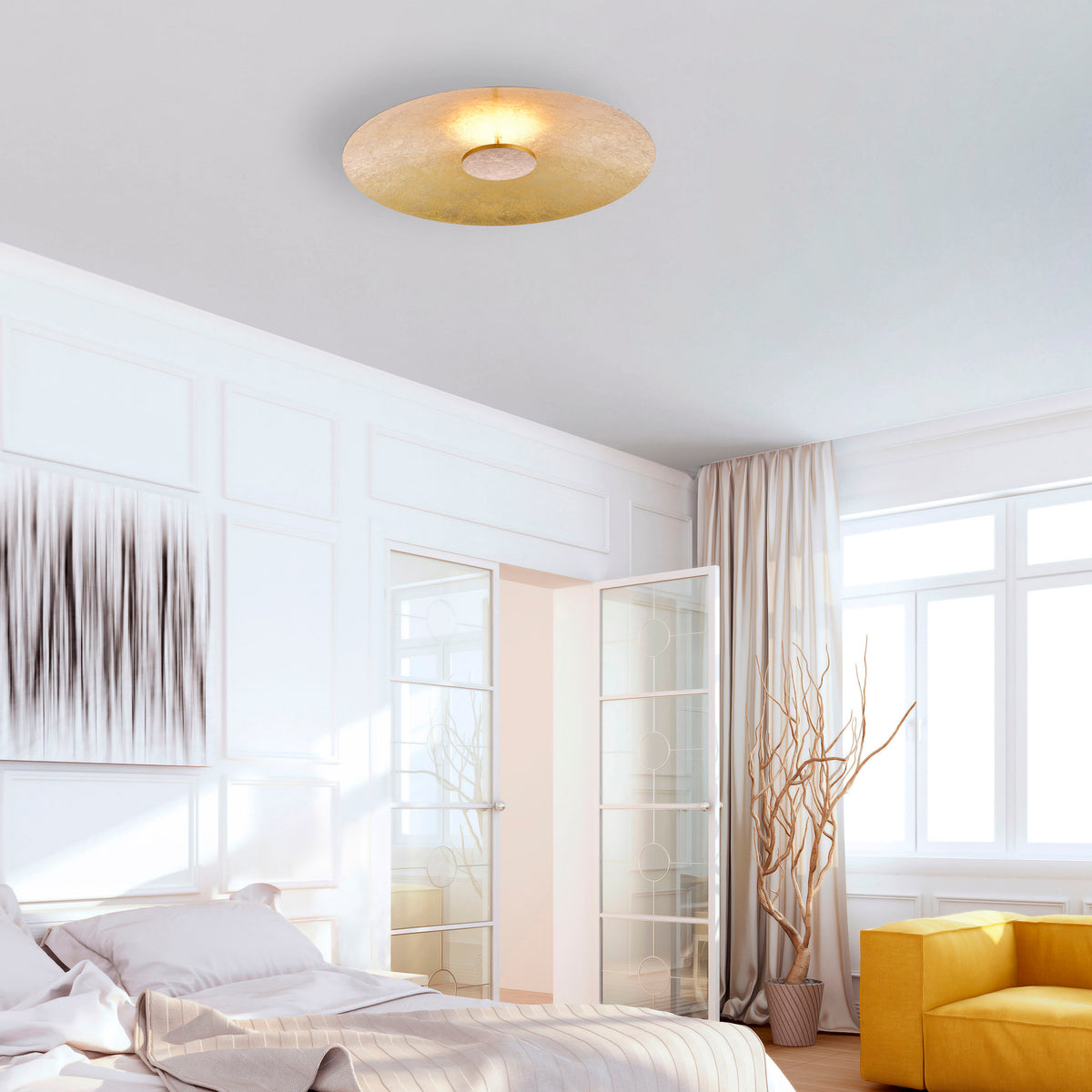 Mise en ambiance dans une chambre blanche avec plafonnier doré allumé.