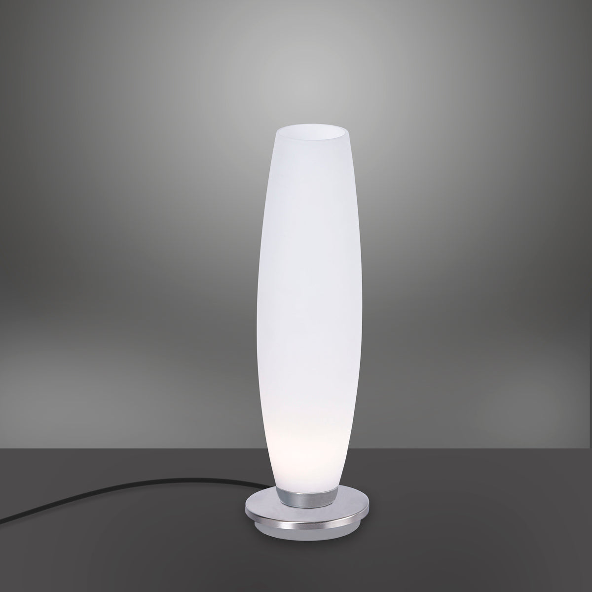 Lampe à poser de face sur fond gris dégradé, câble visible et verre opalin.