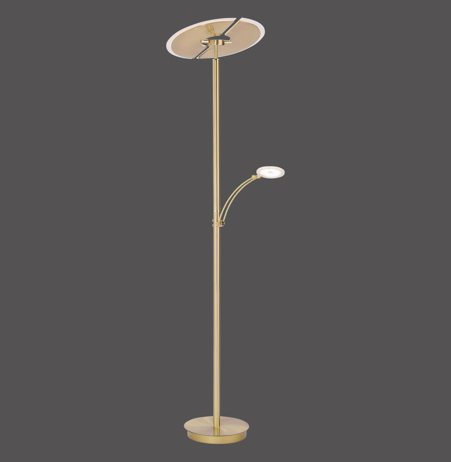 Lampadaire laiton mat vu de face sur fond gris foncé, avec bras de lecture courbé.