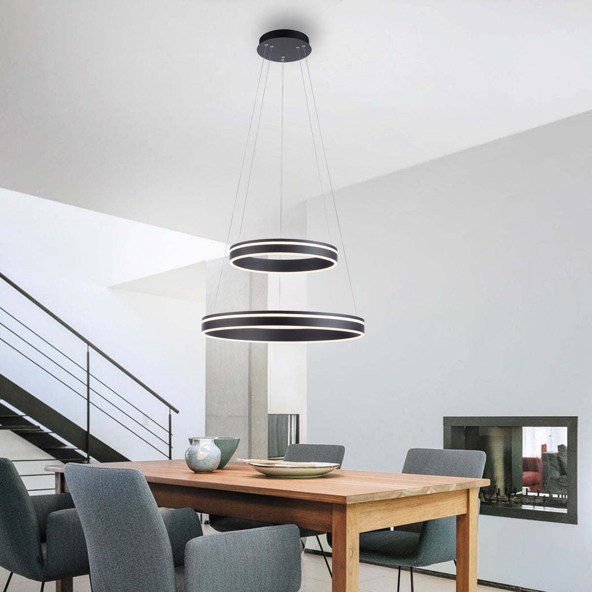 Mise en ambiance au-dessus d'une table à manger en bois, dans un intérieur contemporain lumineux.