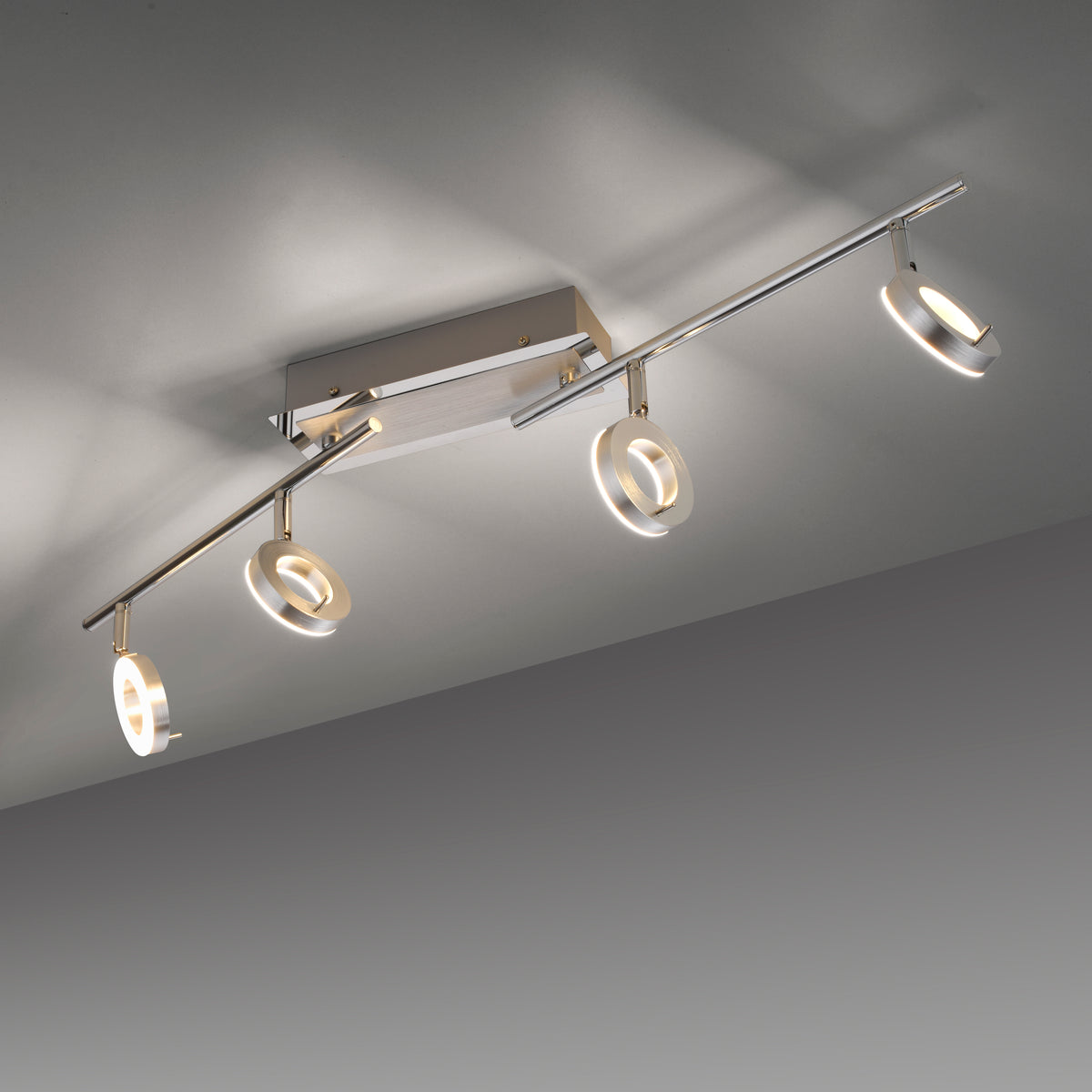 Luminaire allumé fixé au plafond, éclairant une pièce avec ombres douces.