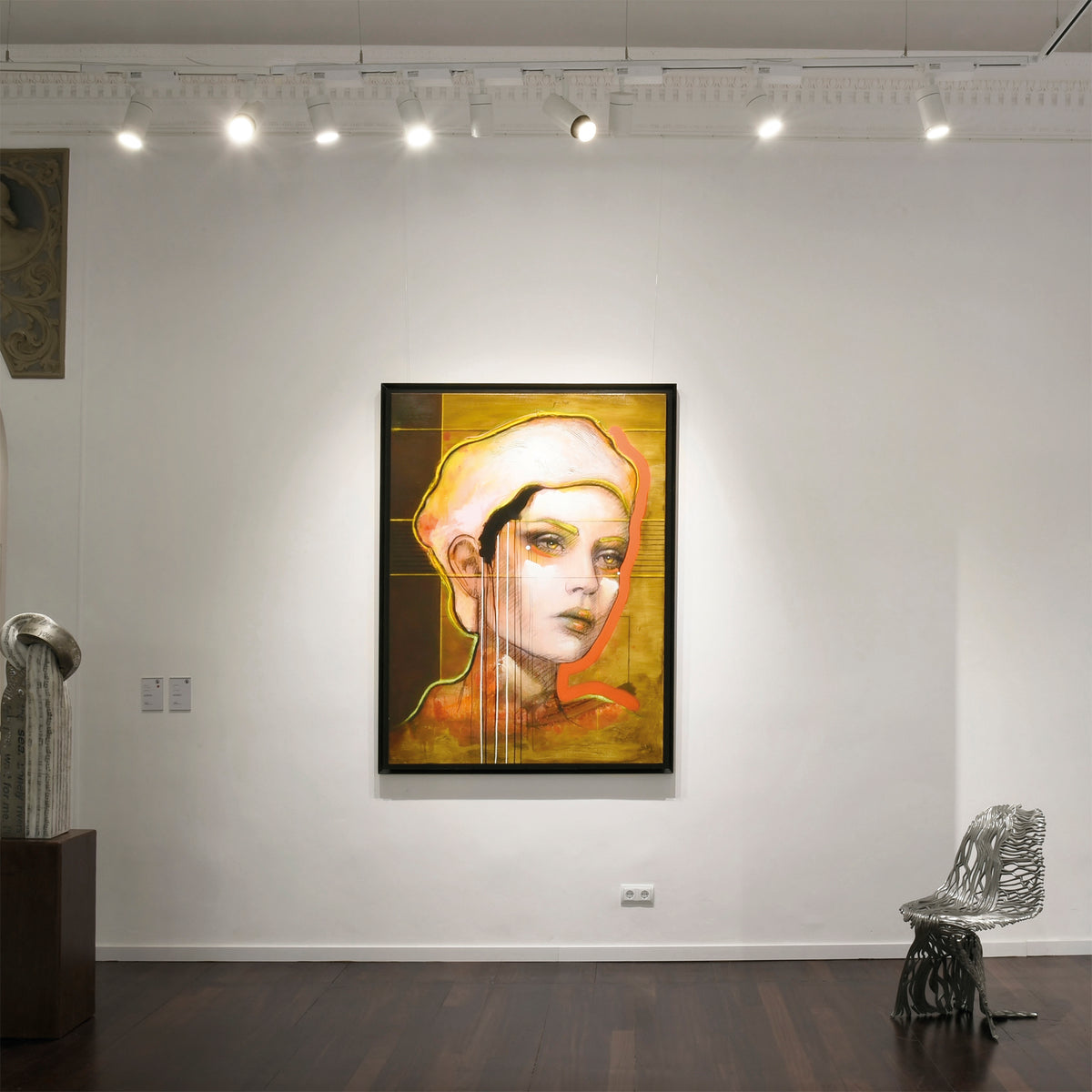 Mise en ambiance dans une galerie : plusieurs spots blancs éclairent un tableau.