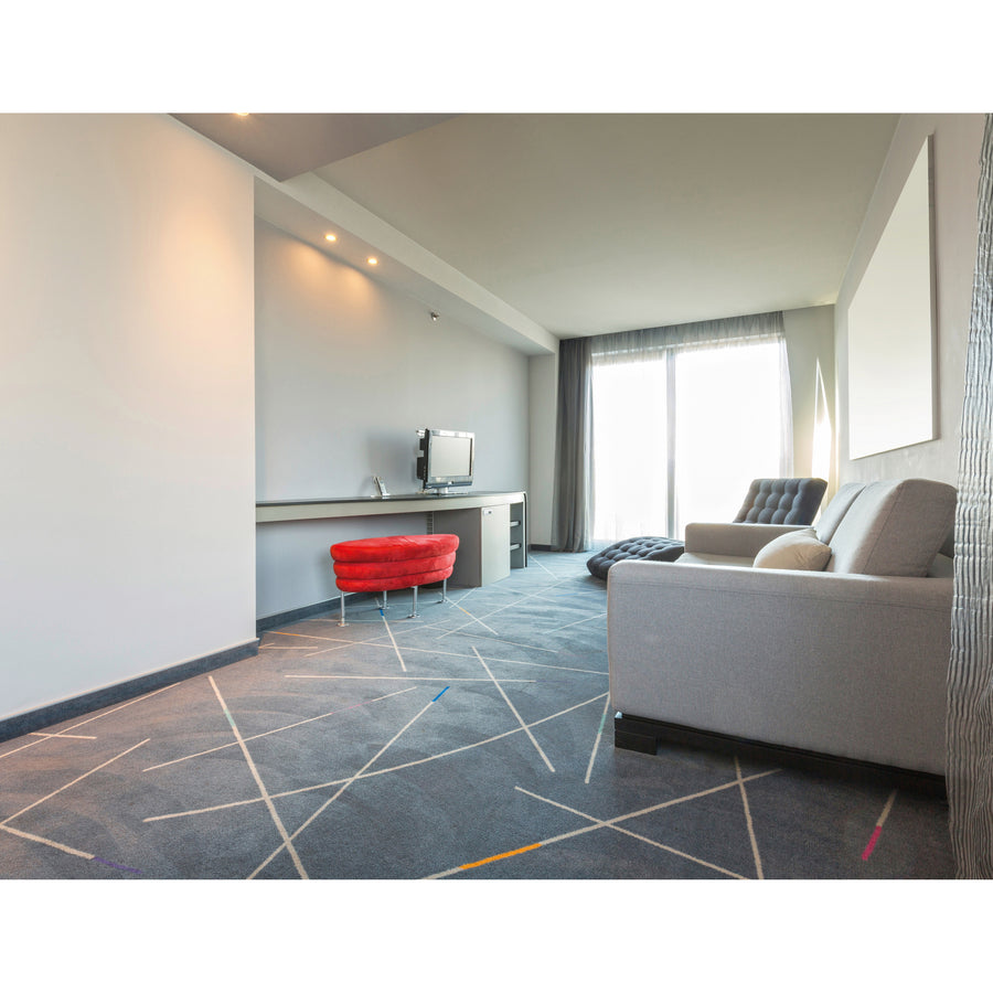 Chambre d'hôtel moderne éclairée par des spots encastrés au plafond