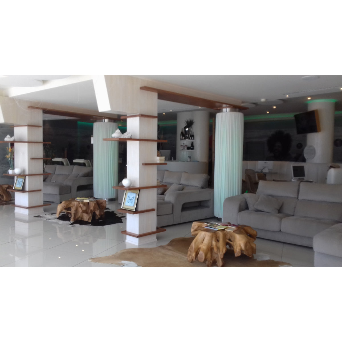 Salon d'hôtel avec spots encastrés au plafond et mobilier contemporain