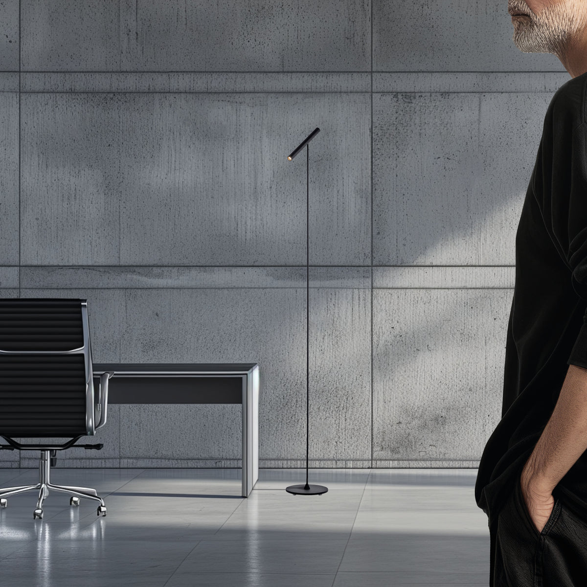 Mise en ambiance dans un bureau béton, lampadaire allumé près d'une chaise de travail