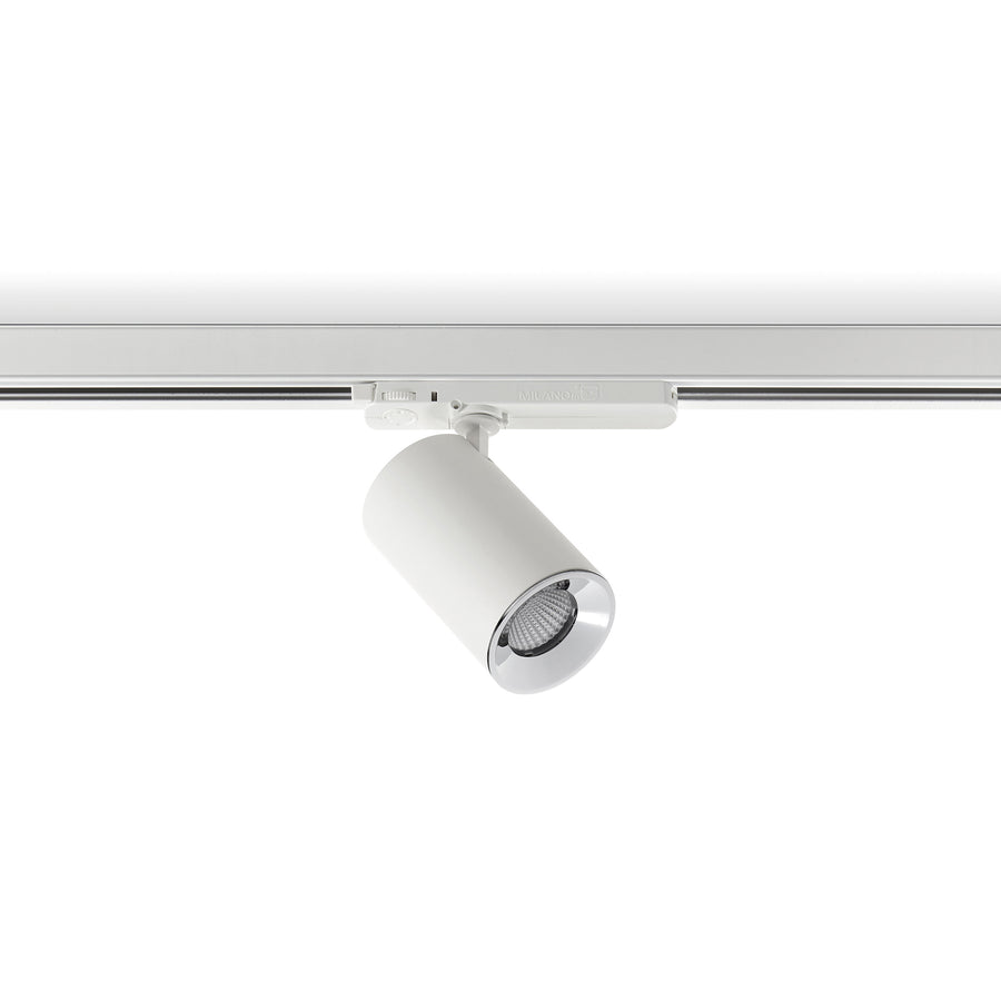 Vue rapprochée du spot blanc sur rail, mettant en évidence la lentille LED.