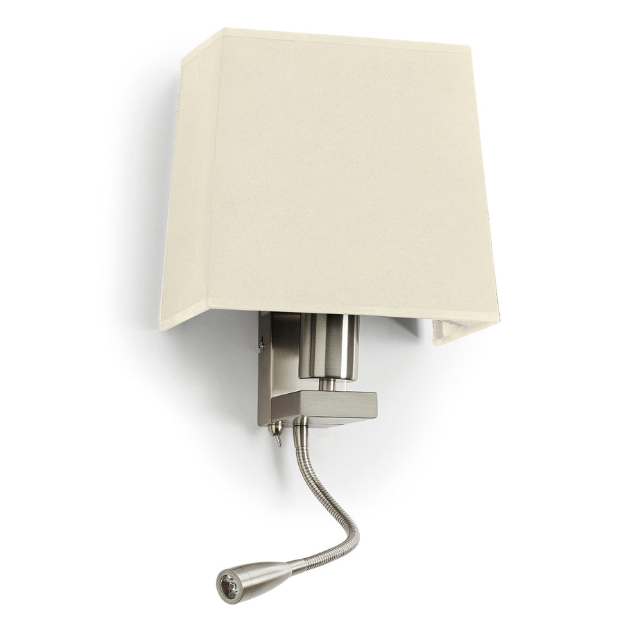 Vue de trois quarts sur fond blanc d'une applique murale à abat-jour carré beige et liseuse