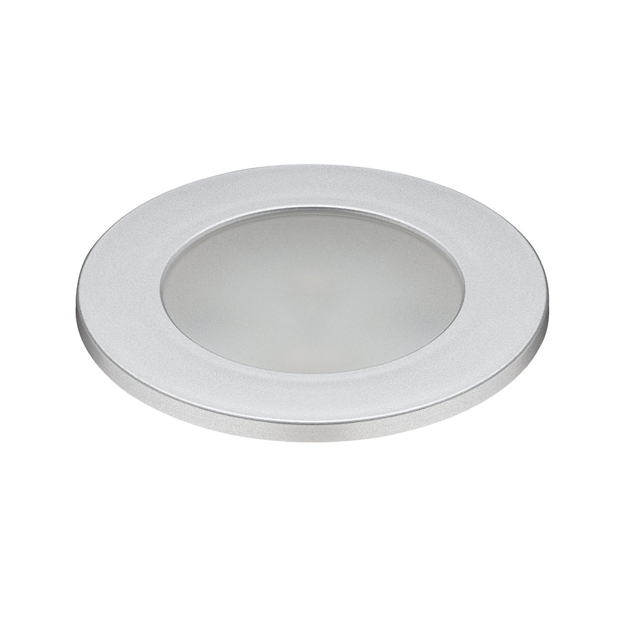 Spot encastrable argent mat présenté de trois quarts, collerette fine et diffuseur.