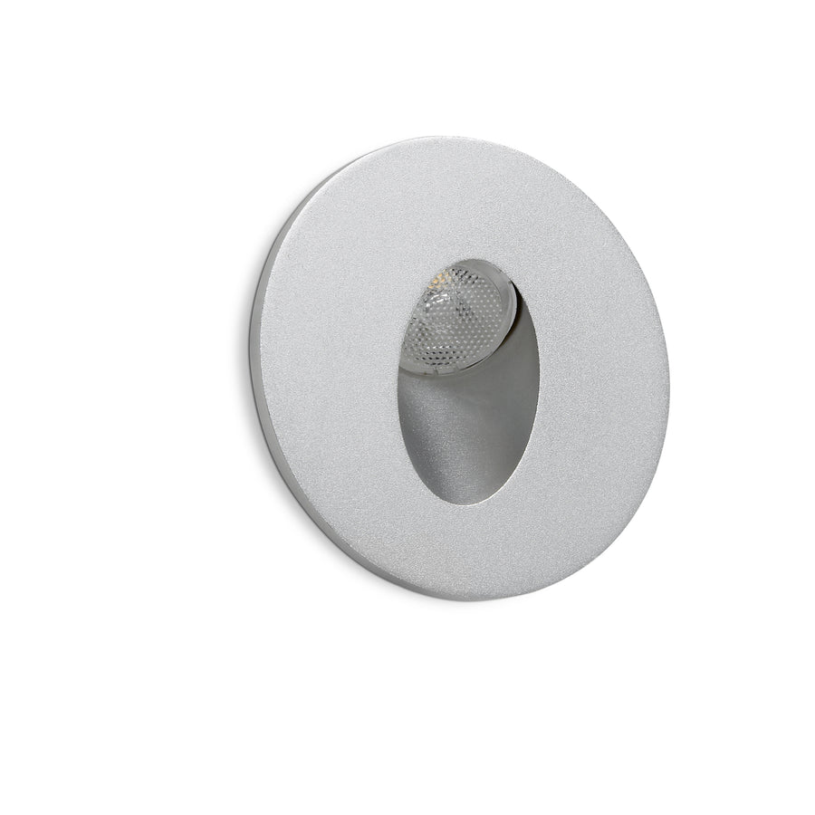 Spot encastrable rond gris, lentille LED orientable vue de face sur fond blanc.