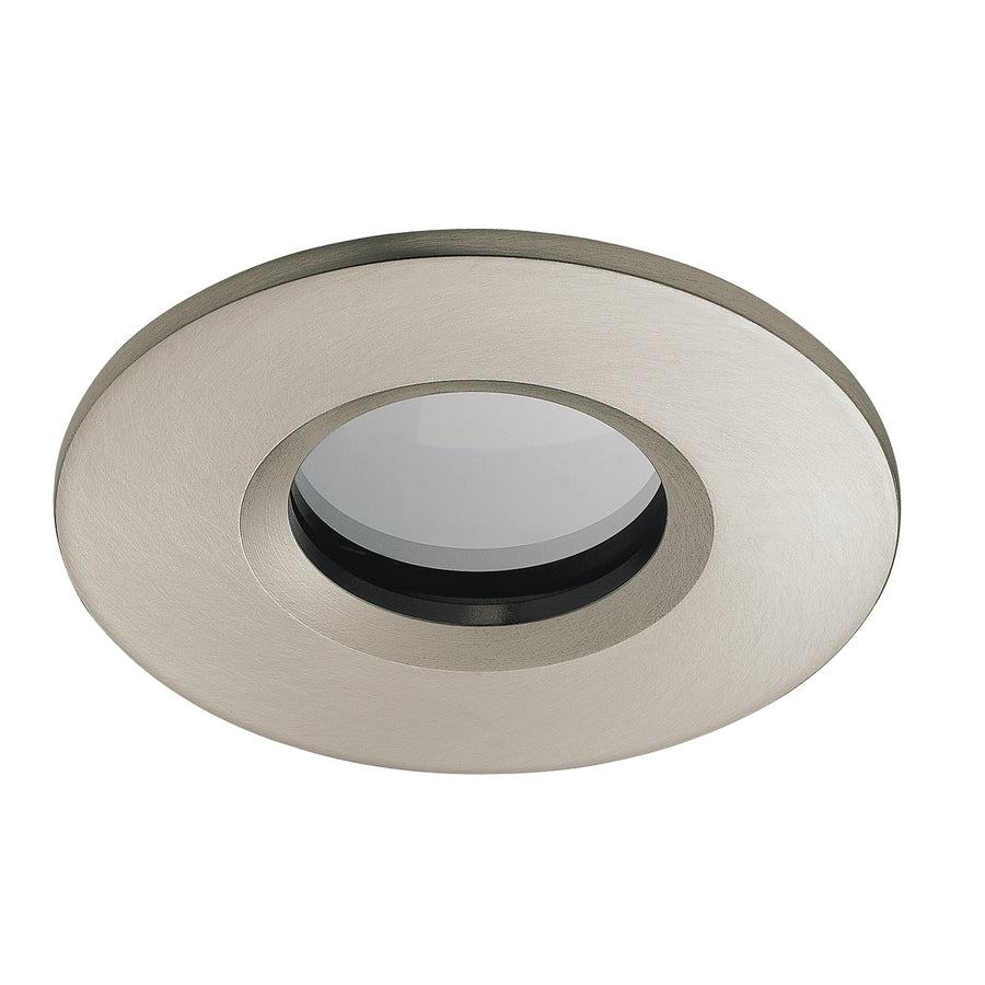 Spot encastrable rond finition nickel brossé, collerette large et verre central transparent.