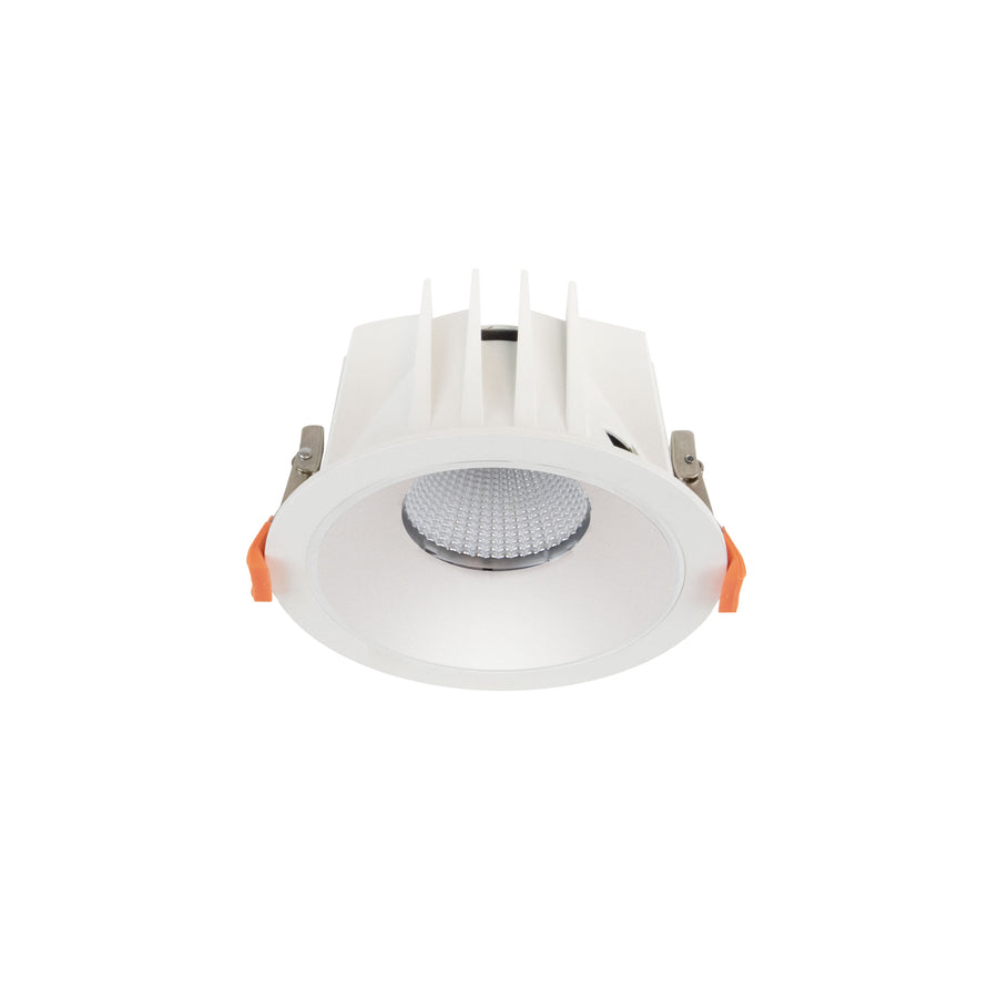 Spot encastrable blanc vu de face, diffuseur LED texturé et collerettes de fixation orange