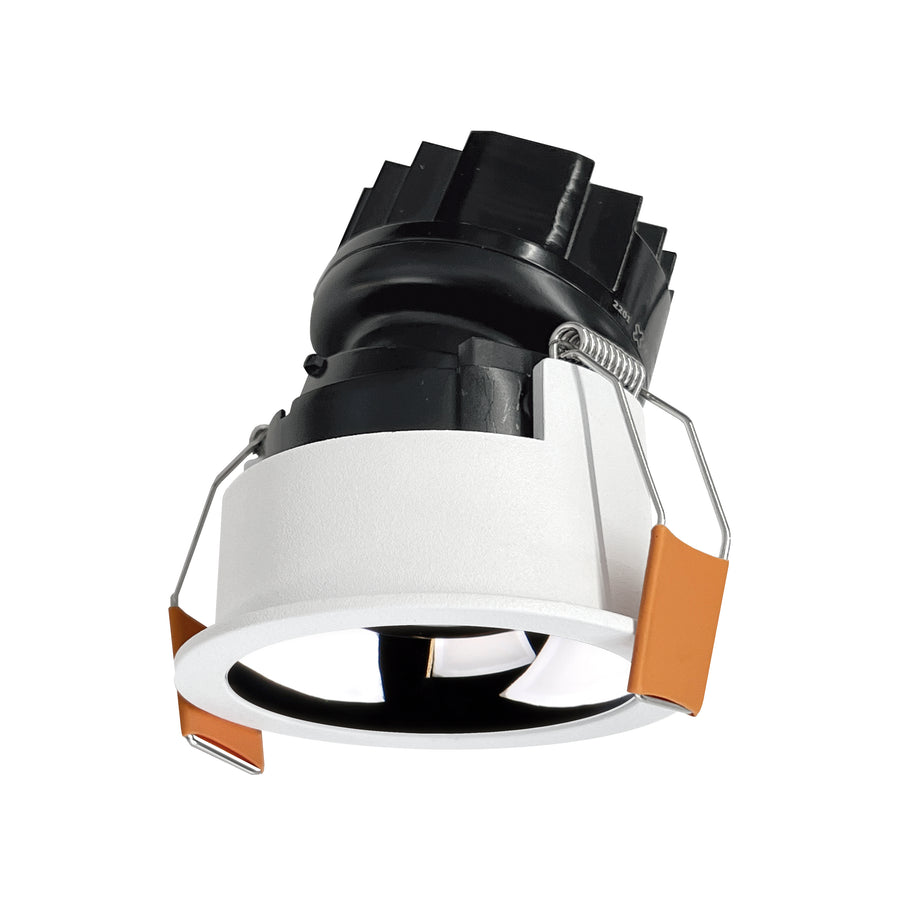 Vue rapprochée du spot orientable, réflecteur blanc et collerette blanche avec ressorts.