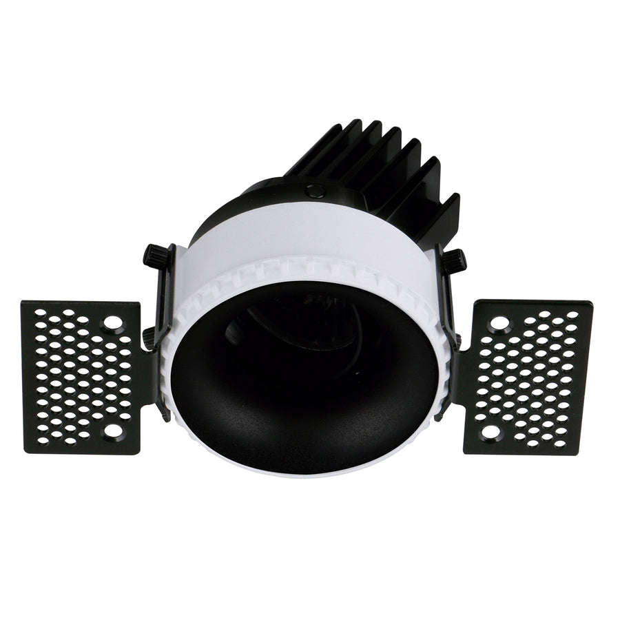 Spot encastrable noir et blanc montré de face, avec dissipateur arrière et pattes de fixation.