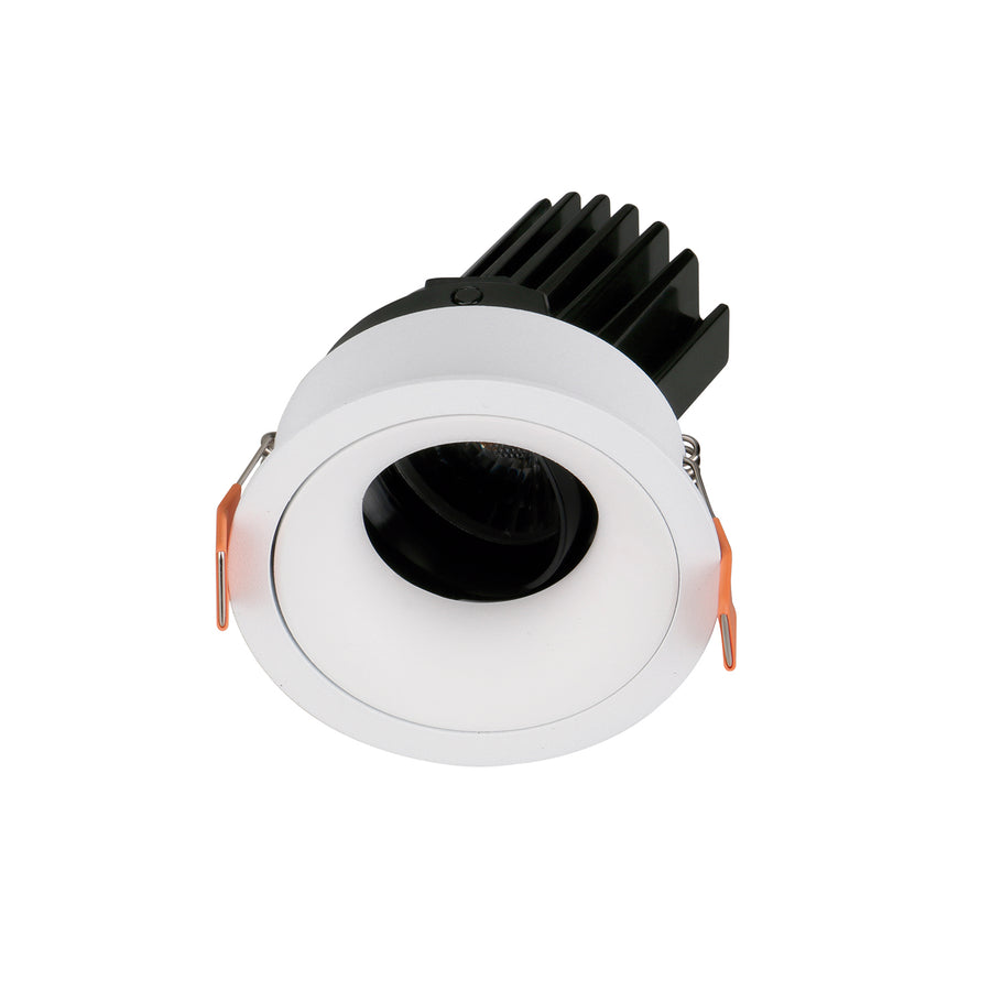 Spot encastrable blanc vu de trois quarts, ailettes noires et ressorts orange.