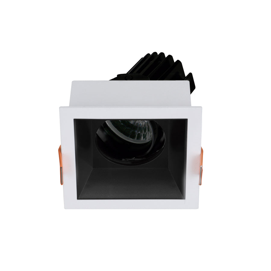 Spot encastrable carré blanc à réflecteur noir, optique ronde orientable et clips de fixation, vue frontale.