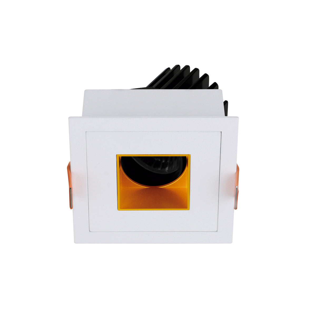 Détail du réflecteur doré orangé encadrant la lentille LED du luminaire encastré