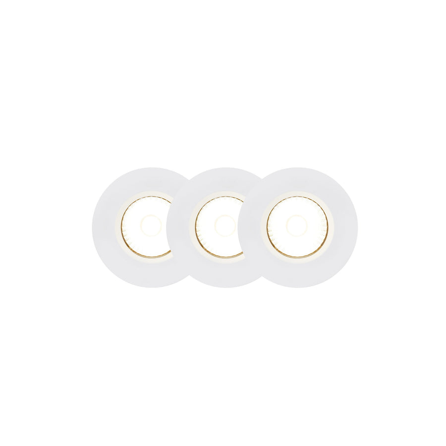 Trois spots encastrables LED blancs alignés, vus de face avec halo lumineux chaud.