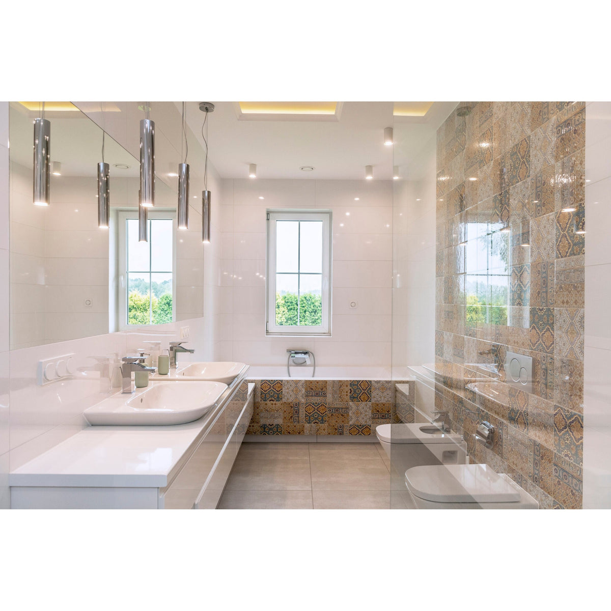 Mise en ambiance salle de bain moderne avec suspension cylindrique au-dessus des vasques et baignoire.